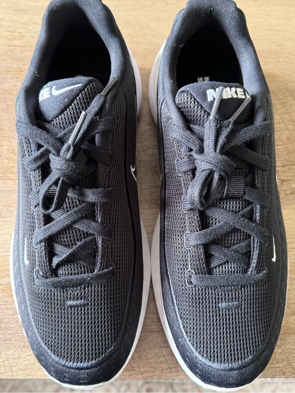 Nike Black & White Cushioned Mesh Trainers - Picture 4 of 14